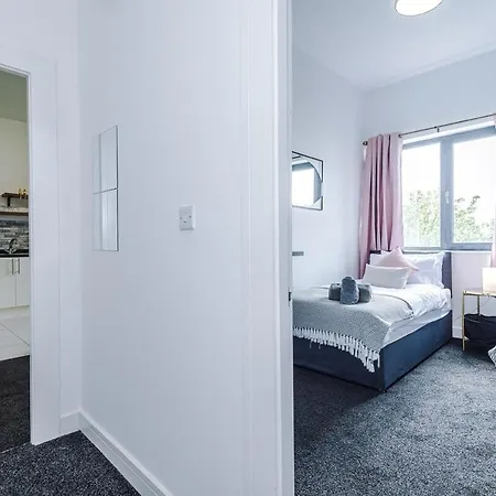 Free Parking, Sleeps 6, Spacious Home, Prime Salford Location Manchester