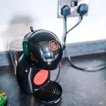 Free Parking, Sleeps 6, Spacious Home, Prime Salford Location Apartment *