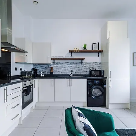 Free Parking, Sleeps 6, Spacious Home, Prime Salford Location
