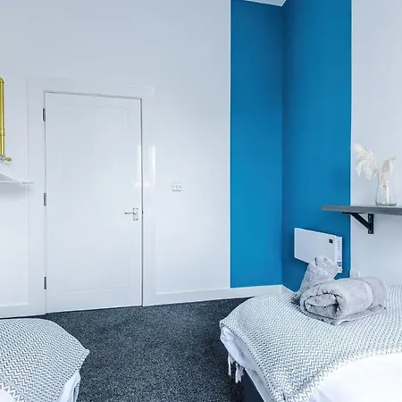Free Parking, Sleeps 6, Spacious Home, Prime Salford Location Apartment