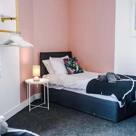 Free Parking, Sleeps 6, Spacious Home, Prime Salford Location Appartement *
