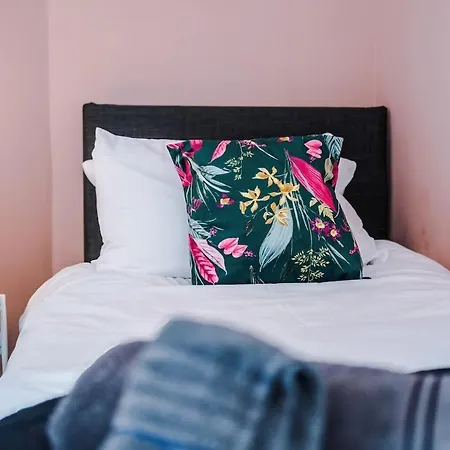 Free Parking, Sleeps 6, Spacious Home, Prime Salford Location Appartement Manchester
