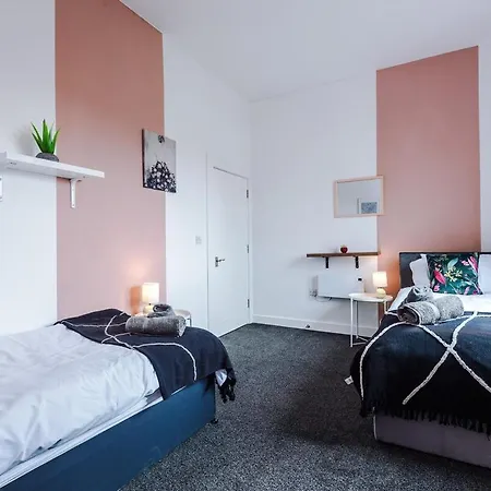 Free Parking, Sleeps 6, Spacious Home, Prime Salford Location