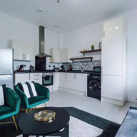 Apartment Free Parking, Sleeps 6, Spacious Home, Prime Salford Location *