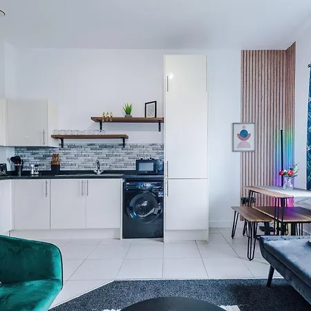 Free Parking, Sleeps 6, Spacious Home, Prime Salford Location *