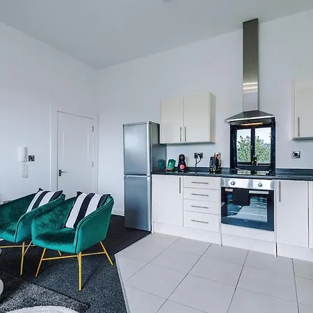 Free Parking, Sleeps 6, Spacious Home, Prime Salford Location Manchester