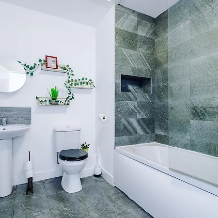 Apartment Sleeps 8, Free Parking, Stunning In Salford Quays, Perfect For Groups, Long Term Disc