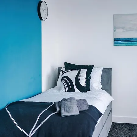 Apartment Sleeps 8, Free Parking, Stunning In Salford Quays, Perfect For Groups, Long Term Disc