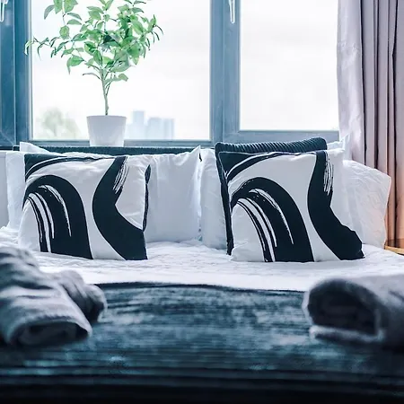 Sleeps 8, Free Parking, Stunning In Salford Quays, Perfect For Groups, Long Term Disc Apartment *