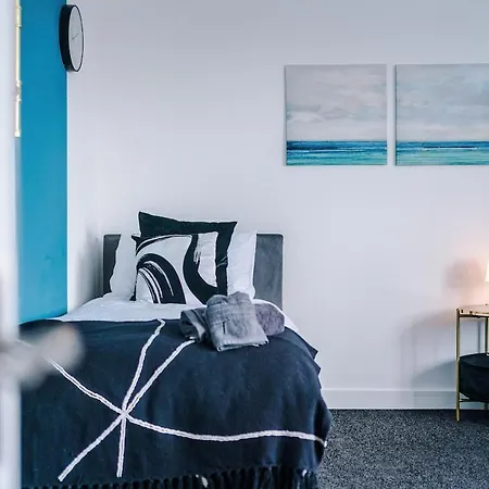 Sleeps 8, Free Parking, Stunning In Salford Quays, Perfect For Groups, Long Term Disc Manchester