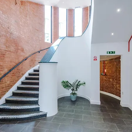 Sleeps 8, Free Parking, Stunning In Salford Quays, Perfect For Groups, Long Term Disc * Manchester