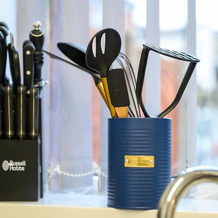 Lovely 3bedroom House, 7mins Drive To Center, Etihad Stadium & Coop Live Arena בית נופש *