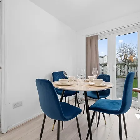 Lovely 3bedroom House, 7mins Drive To Center, Etihad Stadium & Coop Live Arena מנצ'סטר