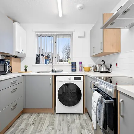 Lovely 3bedroom House, 7mins Drive To Center, Etihad Stadium & Coop Live Arena בית נופש