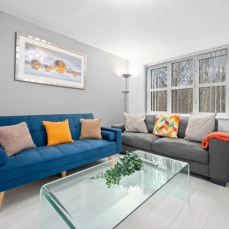 בית נופש Lovely 3bedroom House, 7mins Drive To Center, Etihad Stadium & Coop Live Arena *