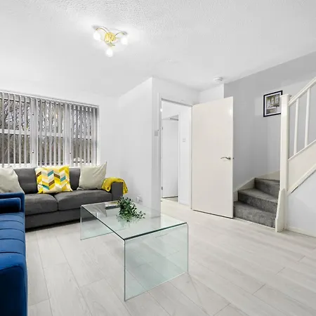 בית נופש Lovely 3bedroom House, 7mins Drive To Center, Etihad Stadium & Coop Live Arena