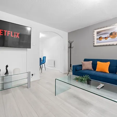 Lovely 3bedroom House, 7mins Drive To Center, Etihad Stadium & Coop Live Arena בית נופש *