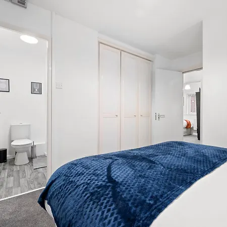 Lovely 3bedroom House, 7mins Drive To Center, Etihad Stadium & Coop Live Arena בית נופש