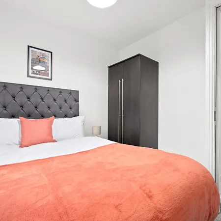 בית נופש Lovely 3bedroom House, 7mins Drive To Center, Etihad Stadium & Coop Live Arena