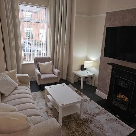 Casa vacanze -sleeps 10 People Spacious House -fast Free Wifi -free Parking -contractor Friendly *
