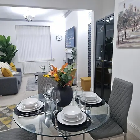 Modern House Close To Etihad, Coop Live, Centre, Ideal For Groups, Families & Work, Free Parking Holiday home *