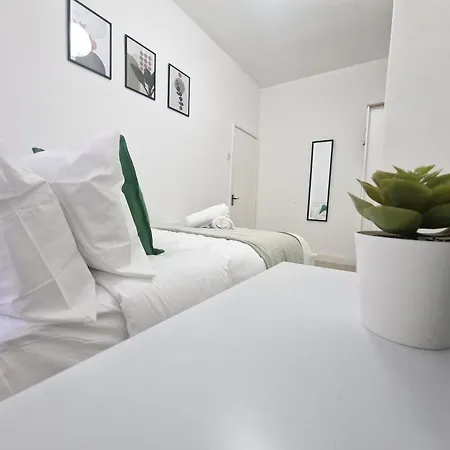Prázdninový dům Modern House Close To Etihad, Coop Live, Centre, Ideal For Groups, Families & Work, Free Parking