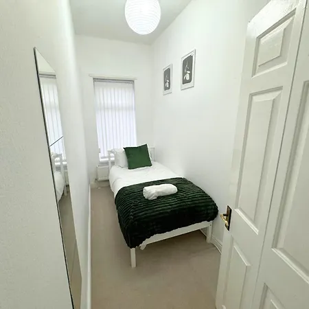 Holiday home Modern House Close To Etihad, Coop Live, Centre, Ideal For Groups, Families & Work, Free Parking *