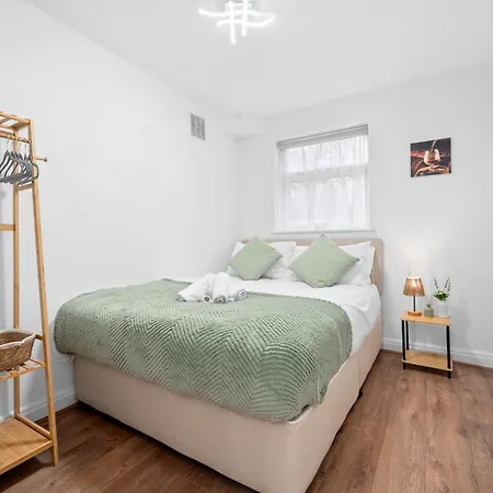 Garden Free Parking 10 Min To & Etihad! Holiday home *