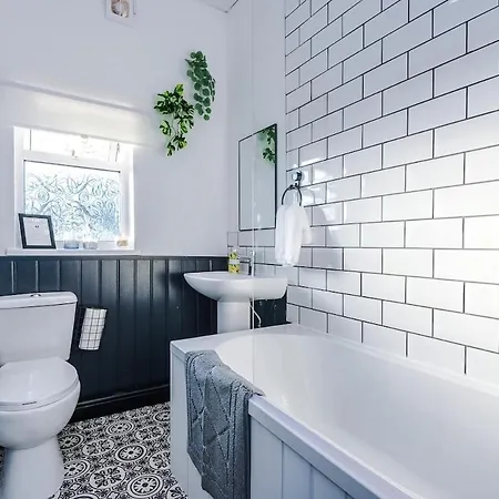 Free Park, Sleeps 8, Stunning In Salford, Long Term Disc, Perfect For Groups Манчестер