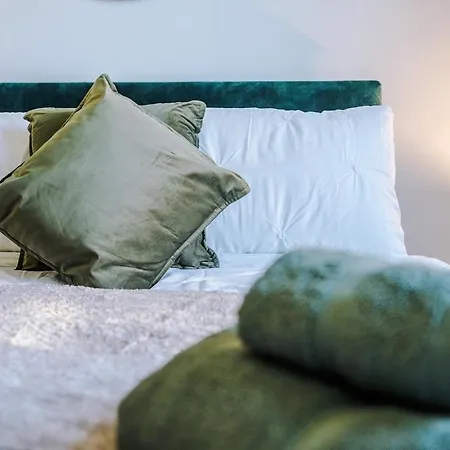 Apartment Free Park, Sleeps 8, Stunning In Salford, Long Term Disc, Perfect For Groups *