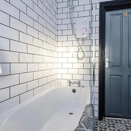 Апартаменты Free Park, Sleeps 8, Stunning In Salford, Long Term Disc, Perfect For Groups