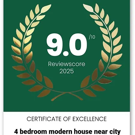 Holiday home Spacious 4 Bedroom Modern House Near Centre Sleeps 12 *