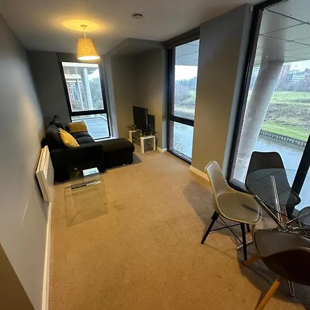 Adelphi Wharf By Beehosting * Manchester