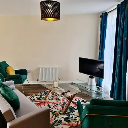 Luxury 3 Bedroom House Near Etihad Stadium And Coop Arena *