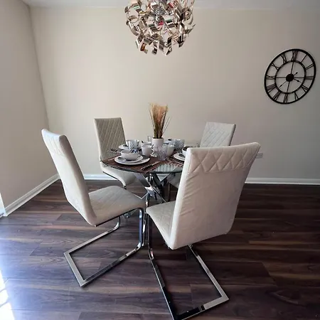 Luxury 3 Bedroom House Near Etihad Stadium And Coop Arena Apartment *