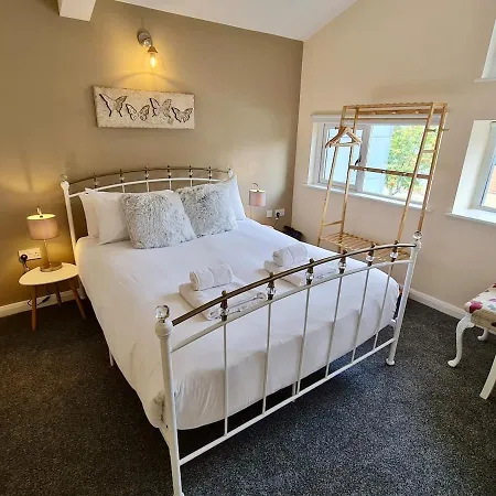 Luxury 3 Bedroom House Near Etihad Stadium And Coop Arena *