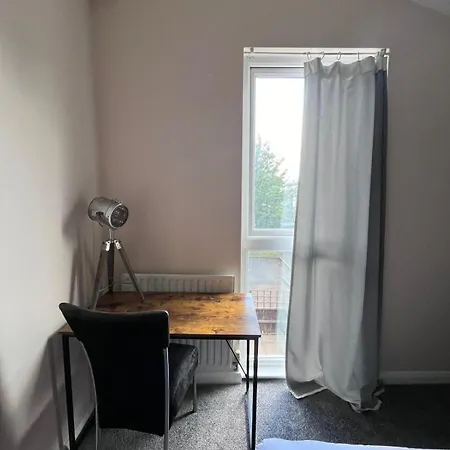 Cute 3 Bedroom House Near Etihad Stadium And Coop Arena With Parking *