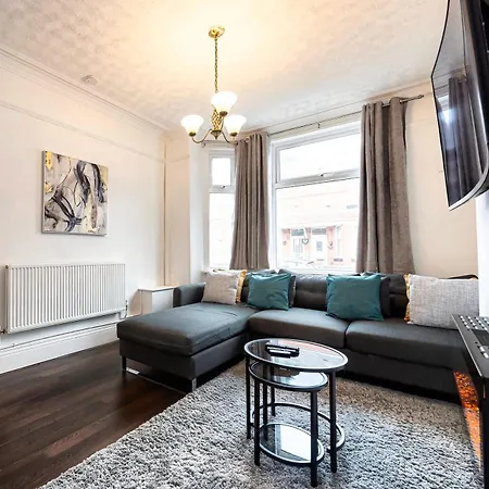 Old Trafford Modern 3 Bedroom House