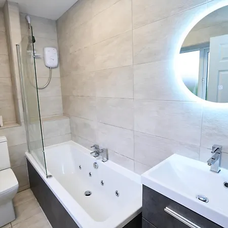 Modern, Spacious Near Centre, Workspace & Wifi, Дом отдыха Манчестер