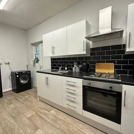 Spacious Home-pooltable-freeparking-10guests * Manchester