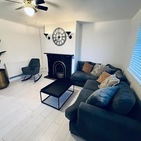 Hébergement de vacances Contractor House - South - 4 Beds - 3 Bedroom - Large Parking Manchester