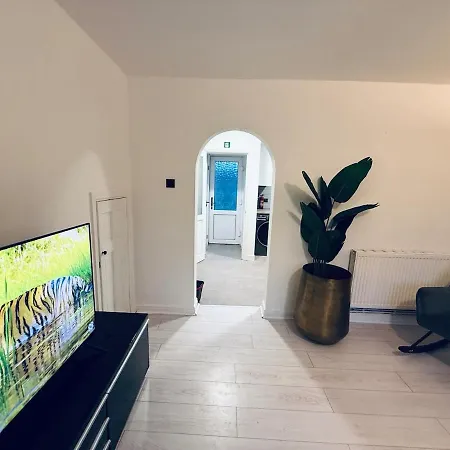 Contractor House - South - 4 Beds - 3 Bedroom - Large Parking Hébergement de vacances Manchester