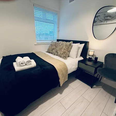 Hébergement de vacances Contractor House - South - 4 Beds - 3 Bedroom - Large Parking *