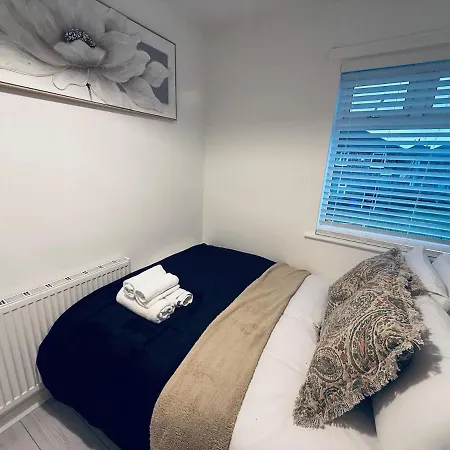 Hébergement de vacances Contractor House - South - 4 Beds - 3 Bedroom - Large Parking Manchester
