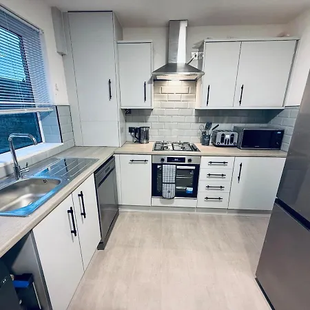 Contractor House - South - 4 Beds - 3 Bedroom - Large Parking *