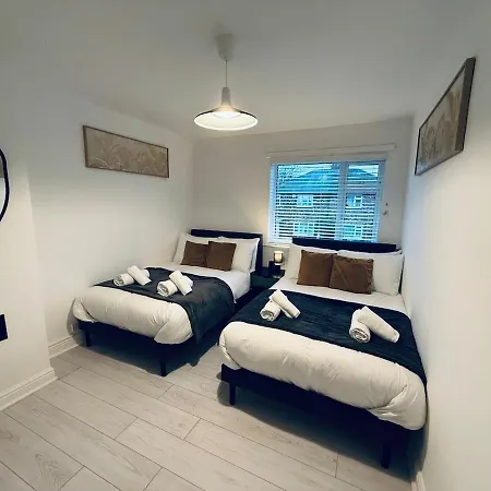 Contractor House - South - 4 Beds - 3 Bedroom - Large Parking Holiday home *