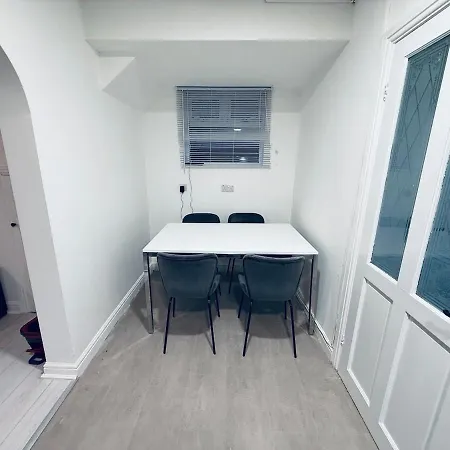 Contractor House - South - 4 Beds - 3 Bedroom - Large Parking *