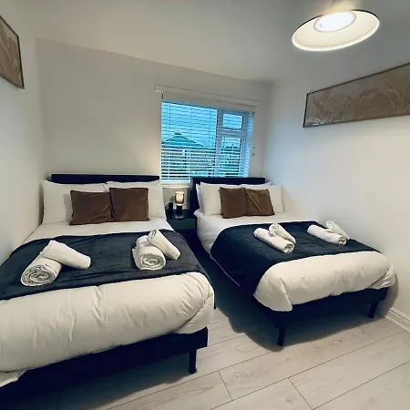 Hébergement de vacances Contractor House - South - 4 Beds - 3 Bedroom - Large Parking *