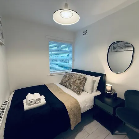 Hébergement de vacances Contractor House - South - 4 Beds - 3 Bedroom - Large Parking Manchester