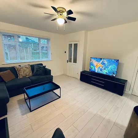 Contractor House - South - 4 Beds - 3 Bedroom - Large Parking Holiday home *
